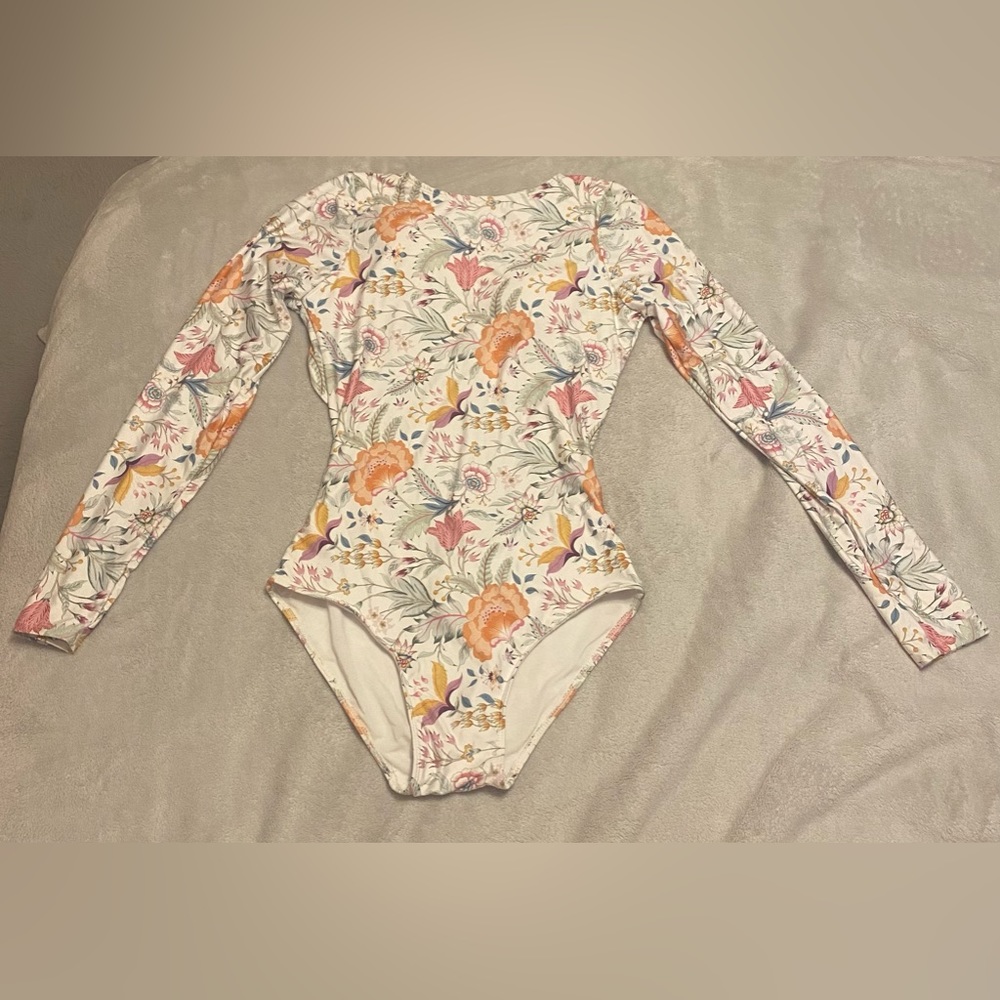 Traje De Manga Larga Blanco Con Estampado Floral Con Espalda Abierta